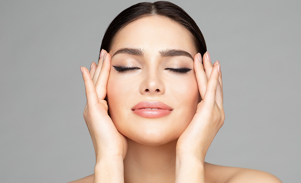 RitidoplastÃa (Rejuvenecimiento Facial) 2 woman touching her eyes