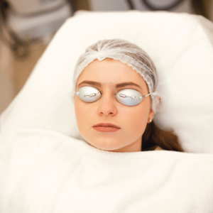 Rejuvenecimiento facial con láser Fraxel Restore® en Austin 1 woman with laser goggles on
